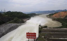 Đóng 1 cửa xả đáy hồ Hòa Bình
