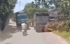 Vượt ẩu ngay khúc cua, xe máy tông trực diện vào đầu xe tải