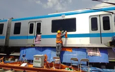 Hai toa tàu metro bị bôi bẩn đã được sơn lại
