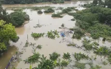 Bãi giữa sông Hồng ngập sâu, người dân phải dùng đò di chuyển