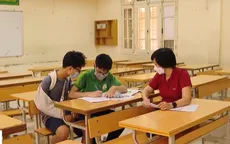 Học sinh lớp 8 chép bài thi giúp thí sinh bị gãy tay trong kỳ thi tuyển vào lớp 10
