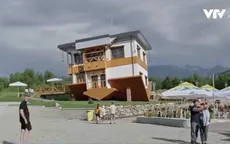 Độc đáo căn nhà không chỉ lộn ngược mà còn nghiêng