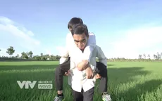 Cha cõng ước mơ con - câu chuyện xúc động về người cha 12 năm làm đôi chân cho con