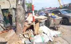 Hà Nội tái diễn ùn ứ rác thải sinh hoạt, xe rác tràn ra đường phố