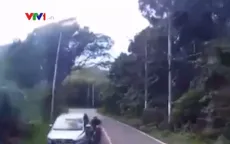 Vượt ẩu, ô tô đâm xe máy rồi tông đổ cột điện