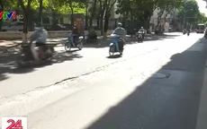 Mặt đường “lồi lõm", hư hỏng bên dưới đường sắt Nhổn - ga Hà Nội