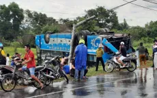 Lật xe khách ở Bình Thuận, 11 người bị thương