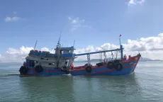 Vùng 4 Hải quân cho tàu lai kéo tàu cá ngư dân Bình Định bị hỏng máy vào bờ