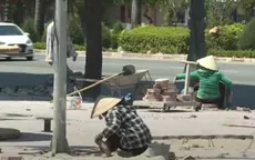 Công nhân, lao động bám trụ làm việc trong nắng nóng gay gắt