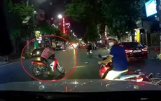 Thanh niên đi xe máy vượt ẩu, tông văng người đi xe đạp rồi bỏ chạy