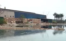 Nhiều cơ sở tái chế giấy xả thải chui, nước sông đen đục vì ô nhiễm