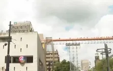 Lối đi bộ trên cao giữa hai tòa nhà