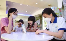 Khách hàng hào hứng đổi vỏ hộp sữa lấy set quà thiết thực