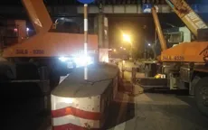 Ô tô chở máy xúc va cầu chui, đường sắt hư hỏng nặng
