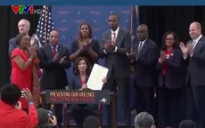 New York ký ban hành 10 dự luật mới về kiểm soát súng