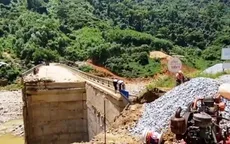 Cầu 28 tỷ đồng đứt gãy bất thường, người dân đành liều mình vượt sông