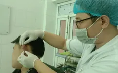 Áp xe vành tai do sở thích xỏ khuyên