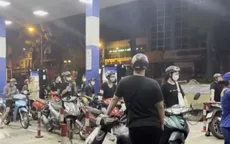 Xăng dầu giảm giá mạnh, xếp hàng chờ mua lúc nửa đêm