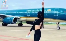 Xác minh clip nữ hành khách tạo dáng sát máy bay đang di chuyển để quay video