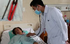 Nội soi gắp kéo cắt chỉ sắc nhọn và thanh kim loại ra khỏi dạ dày bệnh nhân