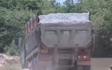 Ninh Thuận: Xe chở vật liệu làm đường cao tốc phá nát đường giao thông