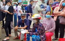 Bến Tre: Người dân xếp hàng dài chờ tiêm vaccine mũi 4