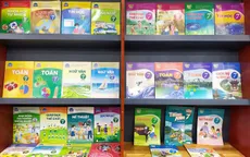 Phụ huynh loay hoay khi tìm mua sách giáo khoa từ 4 bộ khác nhau