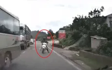 Nguy hiểm bám đuôi xe khác khi vượt