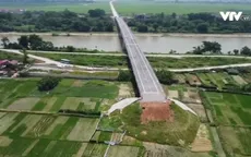 Cầu nghìn tỉ không có đường dẫn, người dân vẫn phải đi đò qua sông