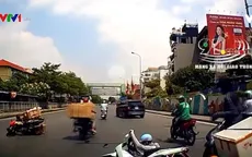 Thanh niên gây tai nạn vì vừa đi xe máy vừa dùng điện thoại