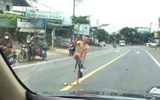 Nam thanh niên thoát y giữa quốc lộ, múa may gây ùn tắc giao thông