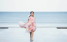 Con gái Xuân Lan tự tin làm vedette trên sàn catwalk