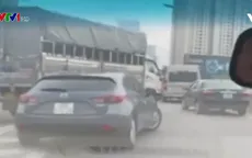 Hai ô tô "chèn ép" nhau trên đường Vành đai 3 Hà Nội