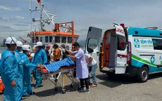 Cấp cứu ngư dân bị thương trên biển