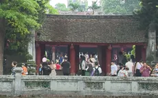 Sĩ tử nô nức đến Văn Miếu trước kỳ thi tốt nghiệp THPT