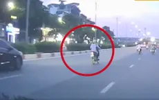 Vướng áo chống nắng bị ngã, người phụ nữ liên tiếp bị xe khác chồm qua