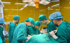 Ngã đập đầu xuống nền cứng khi đi xe đạp, bé trai bị chấn thương sọ não