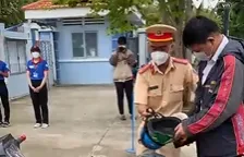 Cảnh sát giao thông TP Hồ Chí Minh hỗ trợ cán bộ coi thi gặp sự cố đến điểm thi kịp thời