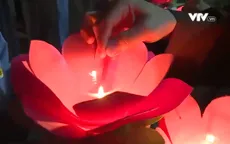 Hàng nghìn Phật tử thả đèn hoa đăng mùa Vu Lan báo hiếu