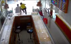 Nhân viên tiệm vàng quật ngã kẻ gian lấy dây chuyền