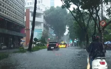 Cần lưu ý gì khi lái ô tô trong trời mưa ngập?