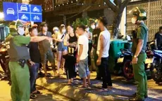 Chồng rủ bạn nhậu đánh vợ giữa đường