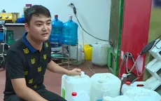 Phát hiện rượu không rõ nguồn gốc, chủ cơ sở bao biện "của khách gửi"