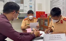 Tước bằng lái, phạt 2,5 triệu đồng tài xế ô tô đi vào làn cấm trên cầu Sài Gòn