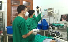 Điều trị ho khắp nơi không khỏi, bất ngờ phát hiện dị vật mắc kẹt trong đường thở