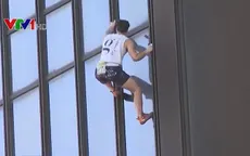 Tay không leo tòa tháp cao 122 mét