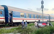 Tàu hỏa đâm văng ô tô 5 chỗ, 6 người may mắn thoát nạn