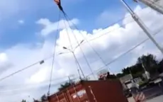 Container rơi thùng khi vào cua, nhiều người may mắn thoát nạn