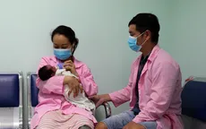 Cấp cứu thành công bé sơ sinh đẻ rớt trong nhà vệ sinh