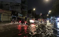 Nhiều tuyến đường ở TP Hồ Chí Minh ngập sâu sau cơn mưa kéo dài